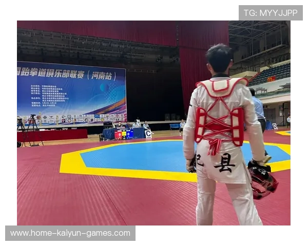 世界跆拳道冠军遭爆冷击倒，裁判表情亮了